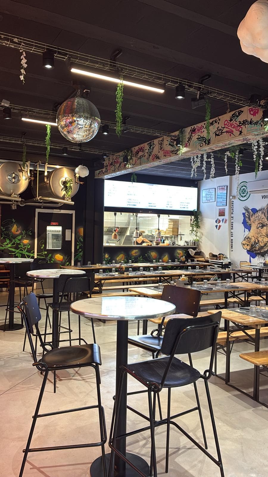 Vue intérieure du restaurant avec boule à facette