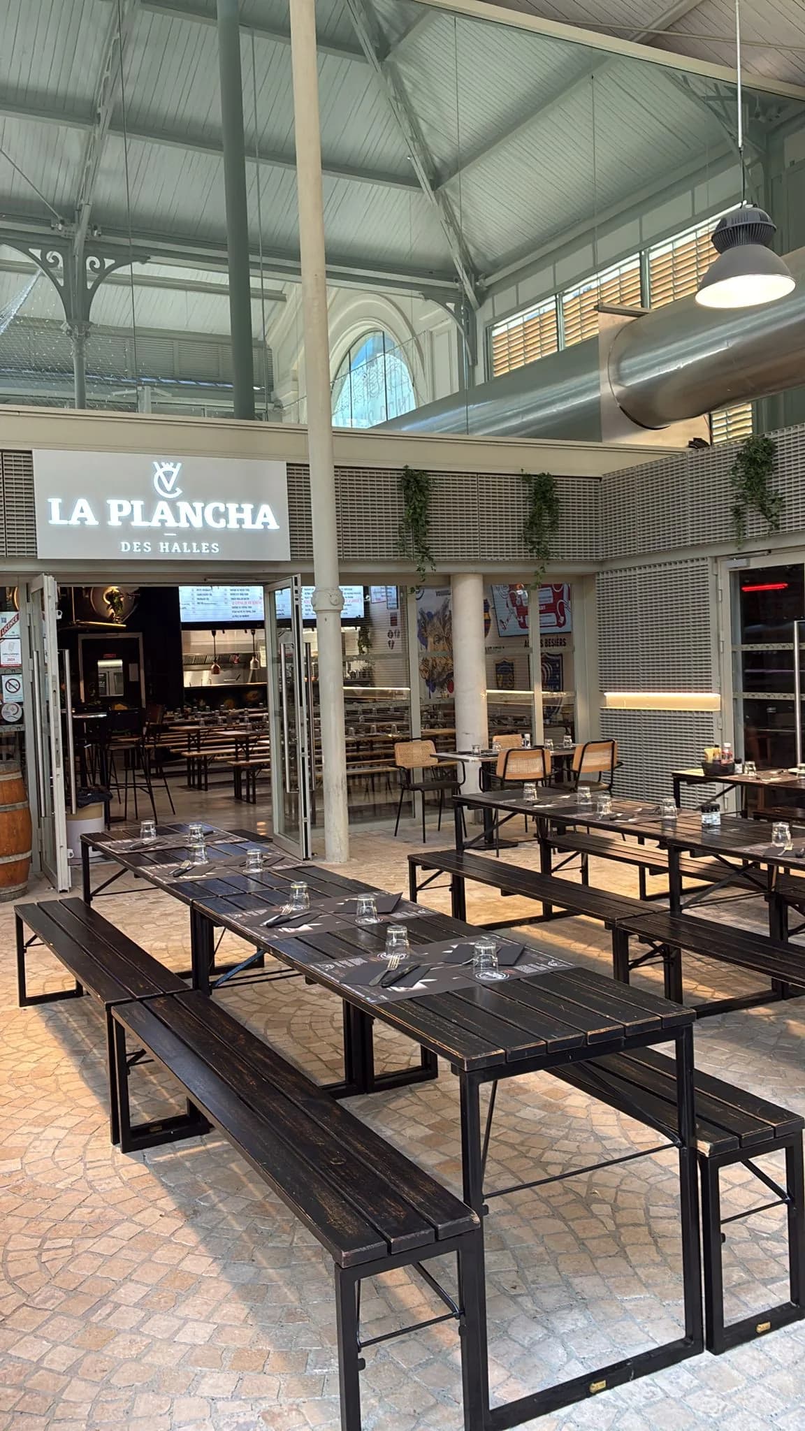Intérieur sous la halle avec l'enseigne LA PLANCHA des Halles